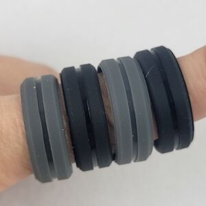 NWT Set of 4 Egnaro inner groove silicone rings